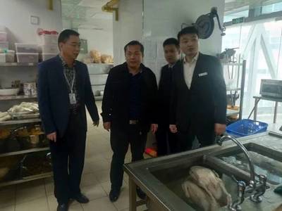 秀英區(qū)曾武副區(qū)長帶隊檢查兩會及年貨食品安全，重點關注散裝及預包裝食品銷售